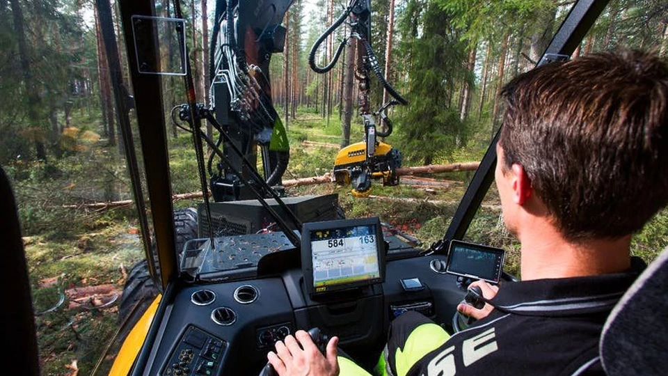 Работа машинист карелия. Кабина харвестера John Deere. Форвардер Ponsse кабина. Харвестер Ponsse кабина. Ponsse Ergo 8w.