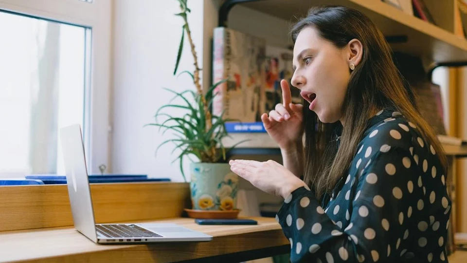 Сурдопереводчик (дактилолог)